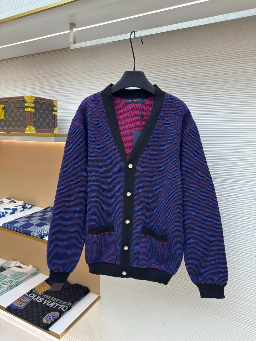 LOUIS VUITTON grating effect jacquard knitted jacket ●Authentic product: Purchased and developed for 12999 ●Item number: 1680041-B00 ●Fabric: Customized yarn fabric ●Technology: Knitted ●Version: Loose version ●Weight: about 750g ●Size: S-M-L-XL ●Description: 25ss new cotton knitted cardigan dip-dyed in elegant tones, full-width Monogram The jacquard pattern incorporates gradient stripes, creating an eye-catching raster effect that highlights Louis Vuitton's exquisite craftsmanship. Deep trims extend the college style, and pearlescent buttons add a dandy touch. The overall wiring is straight and delicate, the fabric is comfortable and soft, and the color is consistent without color difference. It can be matched with the same style to create a fashionable look and control various occasions. Customized accessories, complete with three standards, same style for men and women!